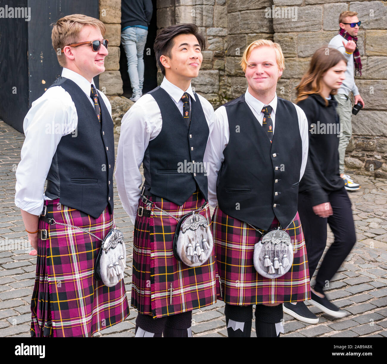 Jugendliche oder junge Männer oder Jugendliche tragen passende Kilts, Eingangstor des Stirling Castle, Schottland, Großbritannien Stockfoto