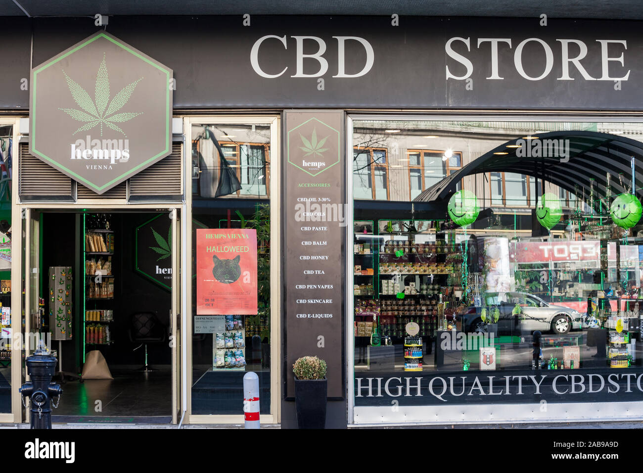 Wien, ÖSTERREICH - NOVEMBER 6, 2019: CBD im Zentrum von Wien, den Verkauf von Cannabis und Marihuana abgewandeltes Produkte. Cannabis & Unkraut sind rechtliche fo Stockfoto