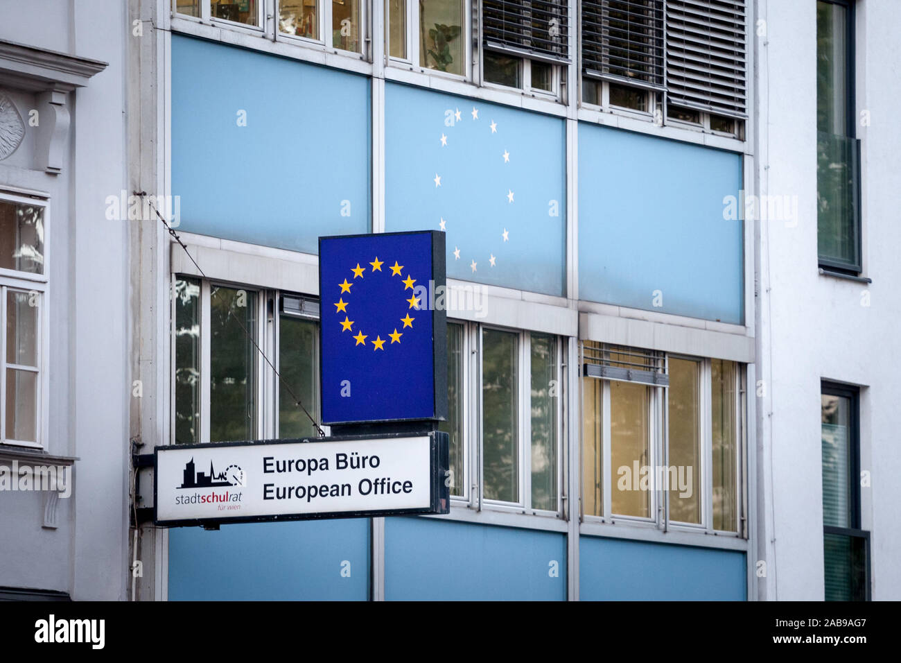 Wien, ÖSTERREICH - NOVEMBER 6, 2019: Europäische Büro Wien, auch genannt Europa Buro, im Zentrum von Wien. Es ist bei sensibilizing Leute t ausgerichtet Stockfoto