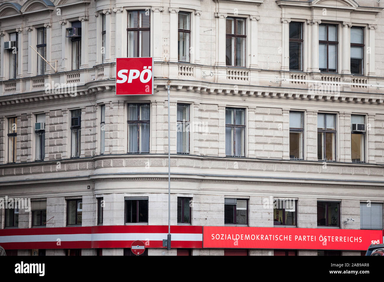 Wien, ÖSTERREICH - NOVEMBER 6, 2019: SPO-Logo auf ihren Hauptsitz in Wien. Auch als Umweltsprecher der Partei Osterreichs, es ist die soziale Demo Stockfoto
