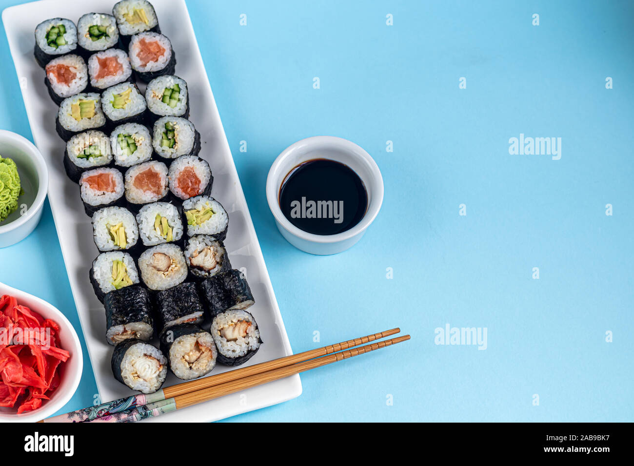 Sushi mit Fisch, mit Gurke, mit Aal, mit Avocado. In Nori Algen umwickelt. Stockfoto