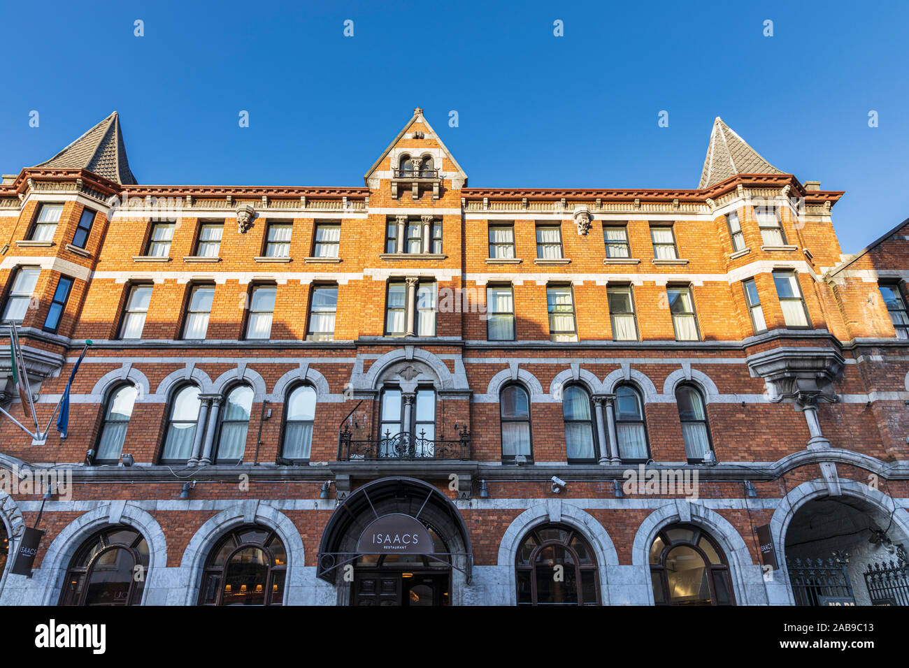 Fassade des Isaacs Hotel-, Restaurant- und Fass bar auf Mac Curtain Straße in Cork, Irland Stockfoto