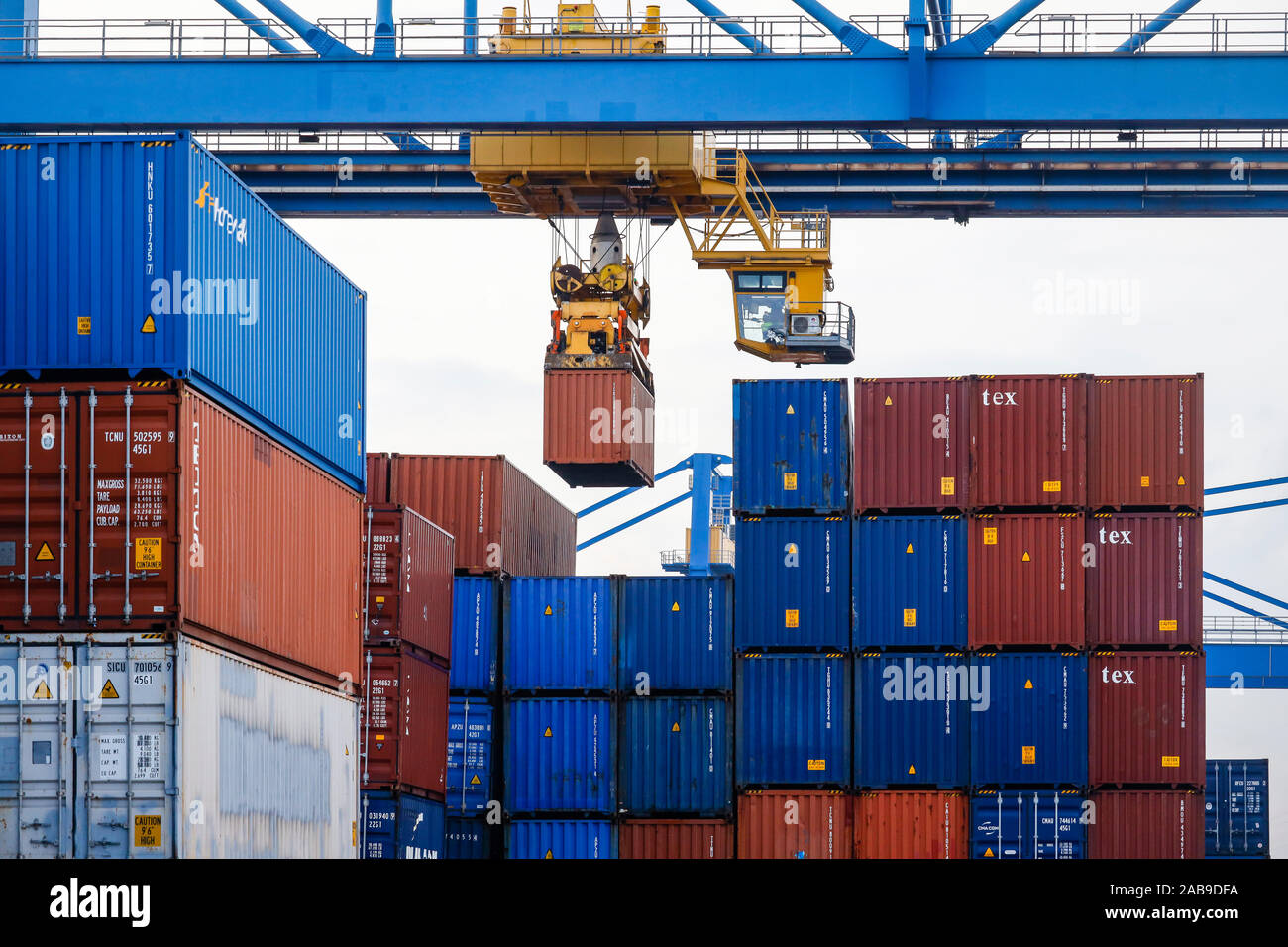 Duisburg, Ruhrgebiet, Nordrhein-Westfalen, Deutschland - Duisburger Hafen, Containerhafen, duisport Logport, zwei der weltweit größten Behälter shipow Stockfoto