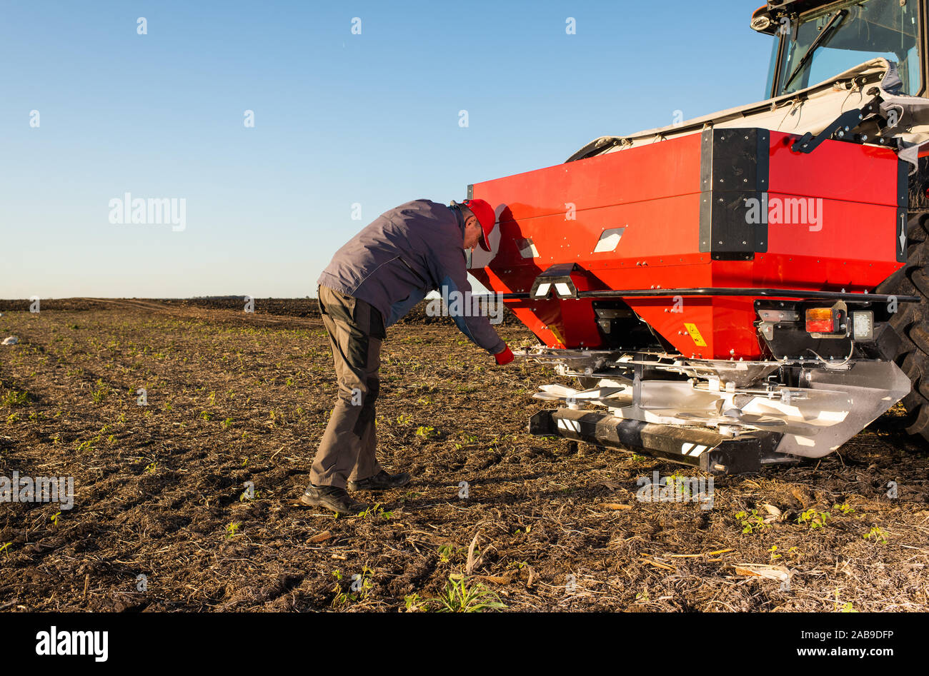 Landwirt Vorbereitung der künstlichen Düngemittel für die Arbeit im Feld Stockfoto