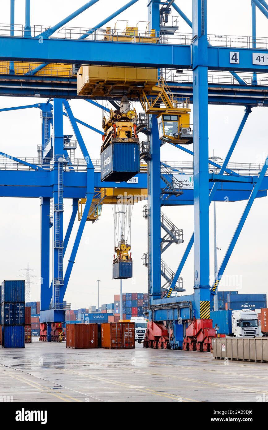 Duisburg, Ruhrgebiet, Nordrhein-Westfalen, Deutschland - Duisburger Hafen, Containerhafen, duisport Logport, zwei der weltweit größten Behälter shipow Stockfoto