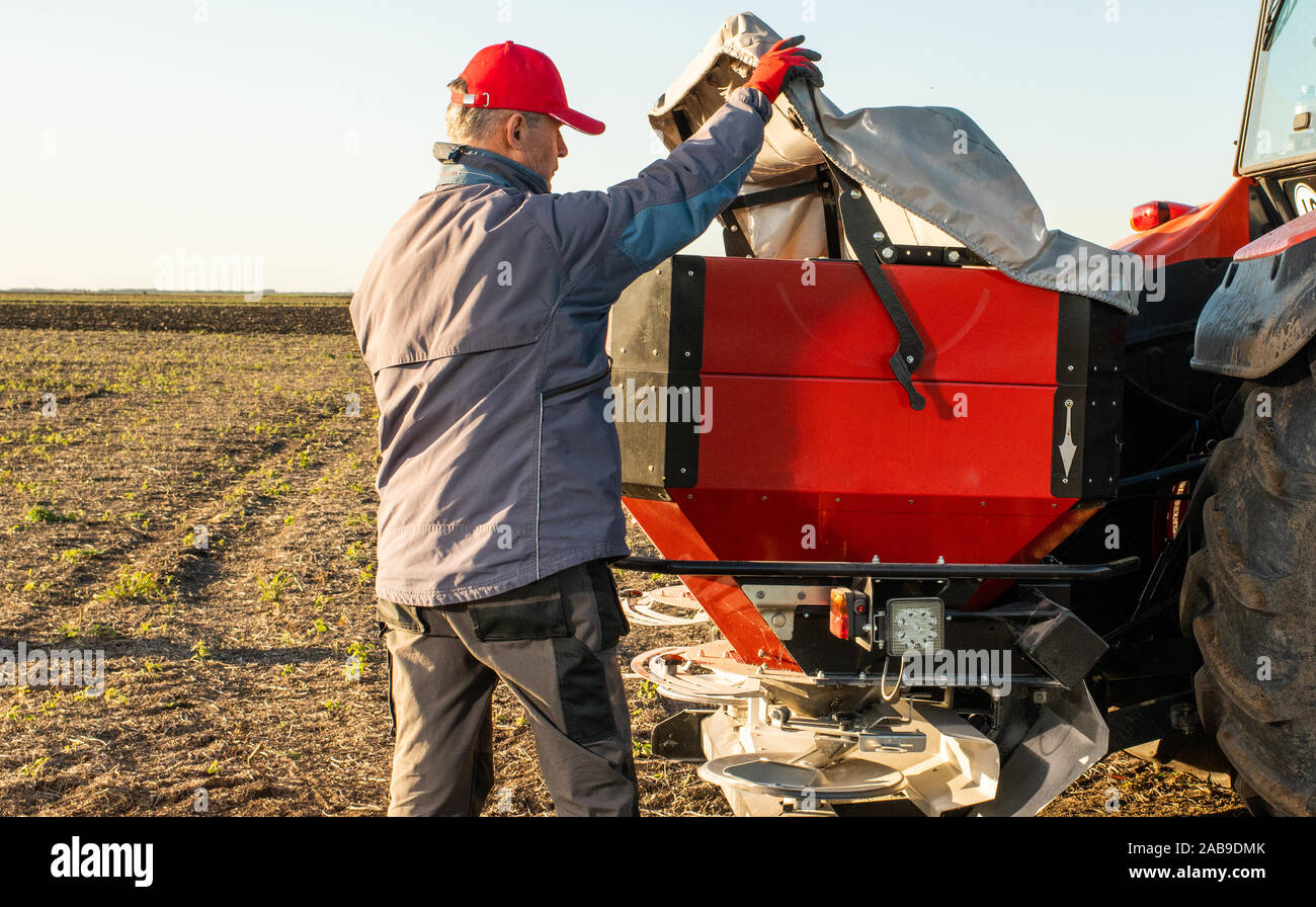 Landwirt Vorbereitung der künstlichen Düngemittel für die Arbeit im Feld Stockfoto