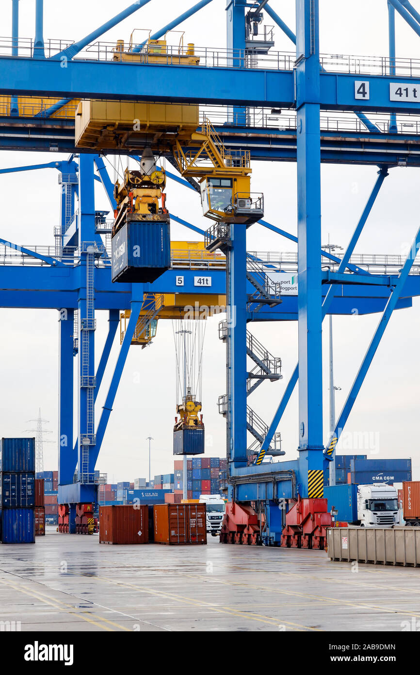 Duisburg, Ruhrgebiet, Nordrhein-Westfalen, Deutschland - Duisburger Hafen, Containerhafen, duisport Logport, zwei der weltweit größten Behälter shipow Stockfoto