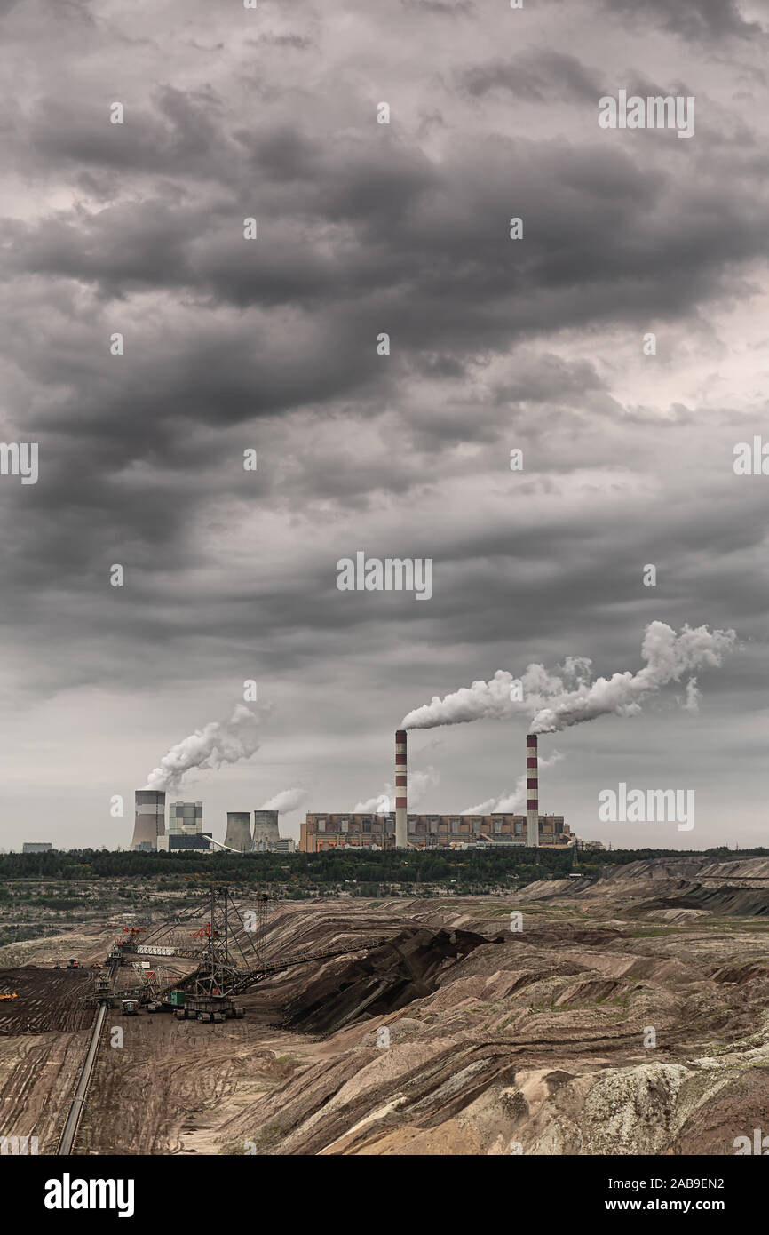 Rauch vom Kraftwerk Schornsteine vor dem Hintergrund der Gewitterwolken Stockfoto