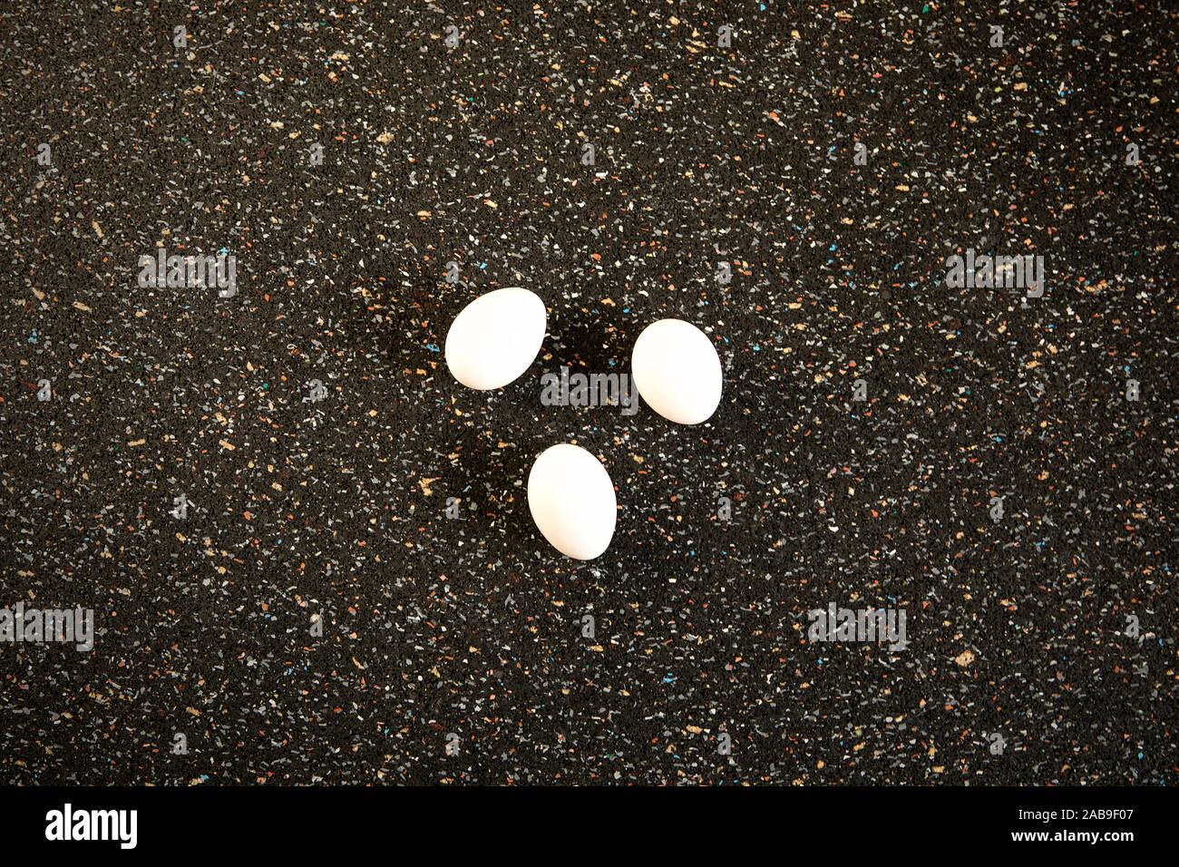 Immer noch leben, abstrakte Anordnung weiße Eier flach auf Speckle schwarzer Hintergrund mit kopieren. Minimalistischer essen Kunst Pop Art Stil. Neues Leben conc Stockfoto