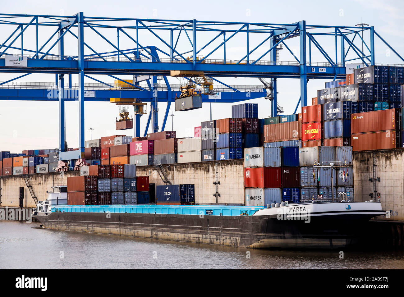 Duisburg, Ruhrgebiet, Nordrhein-Westfalen, Deutschland - Duisburger Hafen, Containerhafen, duisport Logport, zwei der weltweit größten Behälter shipow Stockfoto