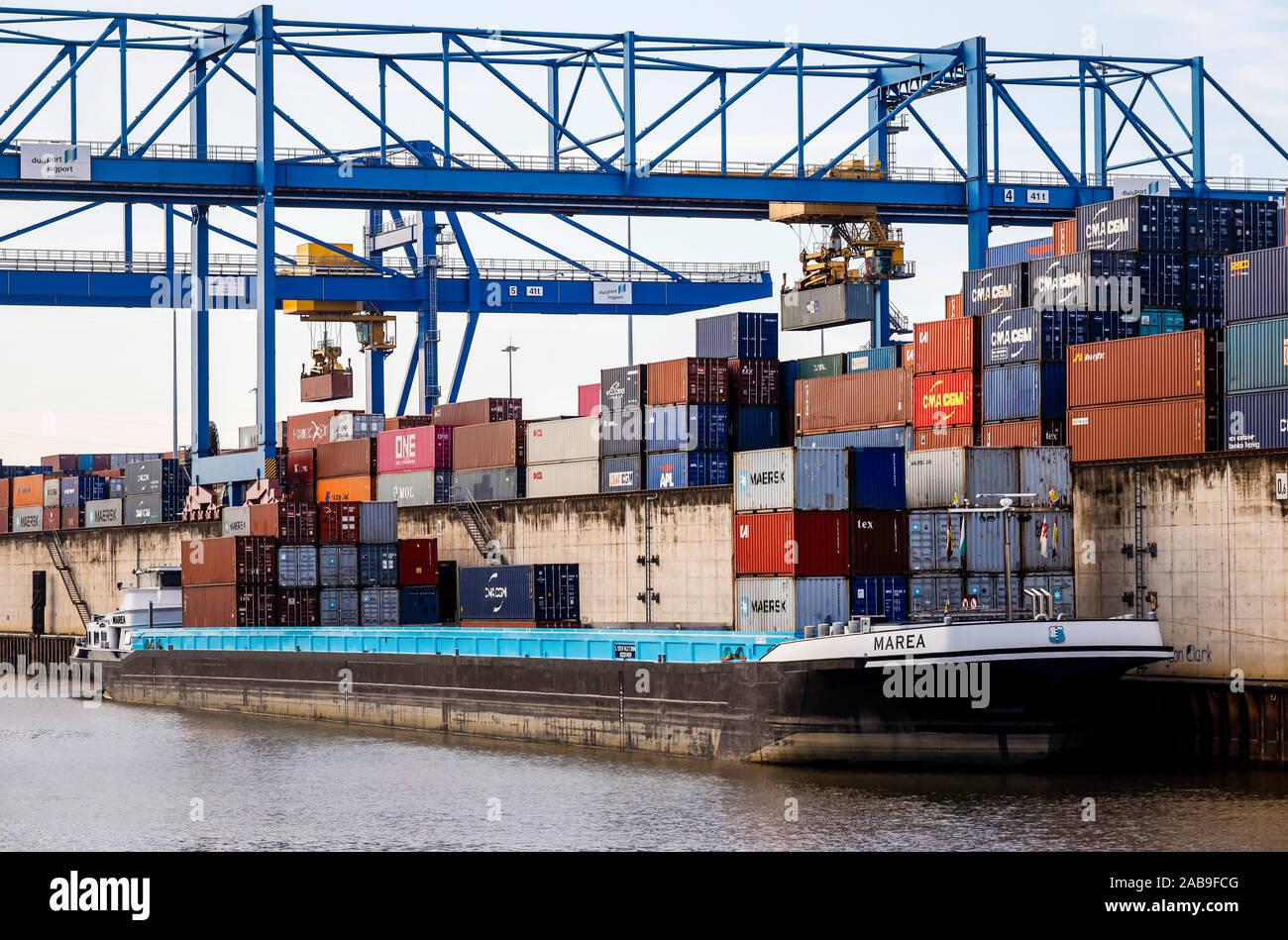 Duisburg, Ruhrgebiet, Nordrhein-Westfalen, Deutschland - Duisburger Hafen, Containerhafen, duisport Logport, zwei der weltweit größten Behälter shipow Stockfoto