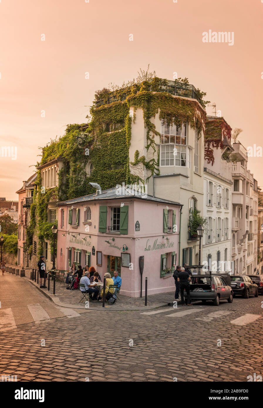 Die berühmte Rue de l'Abreuvoir mit dem rosafarbenen Restaurant La Maison Rose in Paris, Frankreich Stockfoto