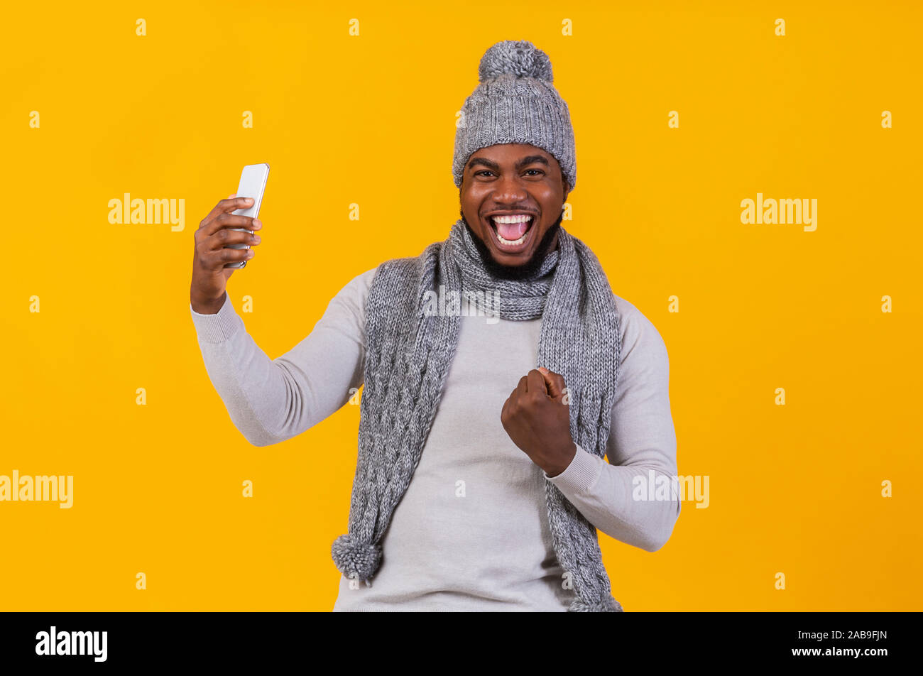 Erfolgreiche schwarze Kerl unter selfie beim Feiern Sieg Stockfoto