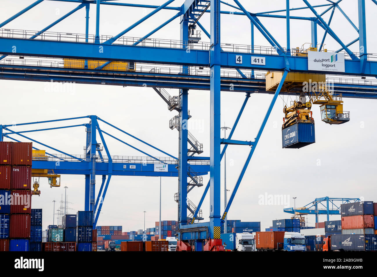 Duisburg, Ruhrgebiet, Nordrhein-Westfalen, Deutschland - Duisburger Hafen, Containerhafen, duisport Logport, zwei der weltweit größten Behälter shipow Stockfoto