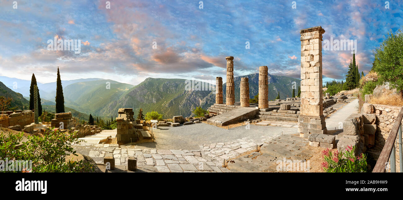 Dorischen Säulen von Delphi Tempel des Apollo. und Ruinen von Delphi archäologische Stätte, Delphi, Griechenland Stockfoto