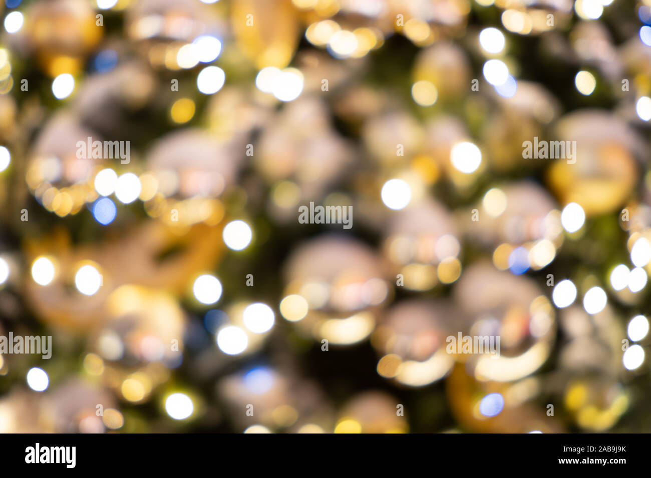 Weihnachtsschmuck, Kugeln und girlande am Weihnachtsbaum auf unscharfen Hintergrund Stockfoto