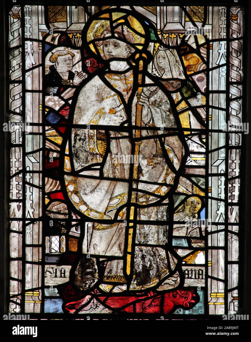 Mittelalterliche Glasfenster, Kirche des hl. Andreas, Greystoke, Cumbria, Darstellung einer Gehrung Bischof trug den Alb und chasibule stehend auf einem roten Teufel Stockfoto