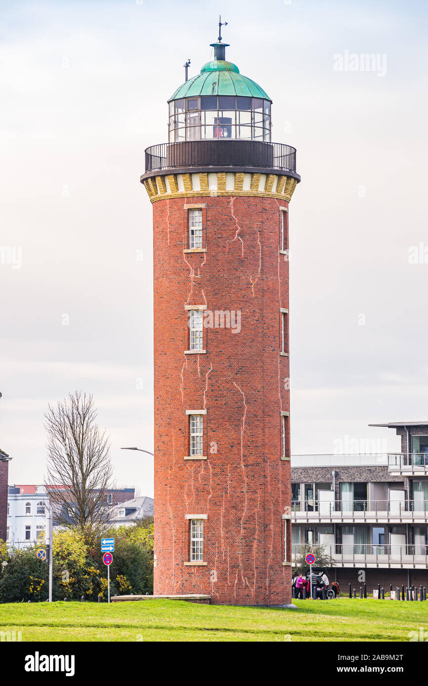 Gemauerter Leuchtturm mit grünem Dach an der Küste von Cuxhaven, Deutschland Stockfoto