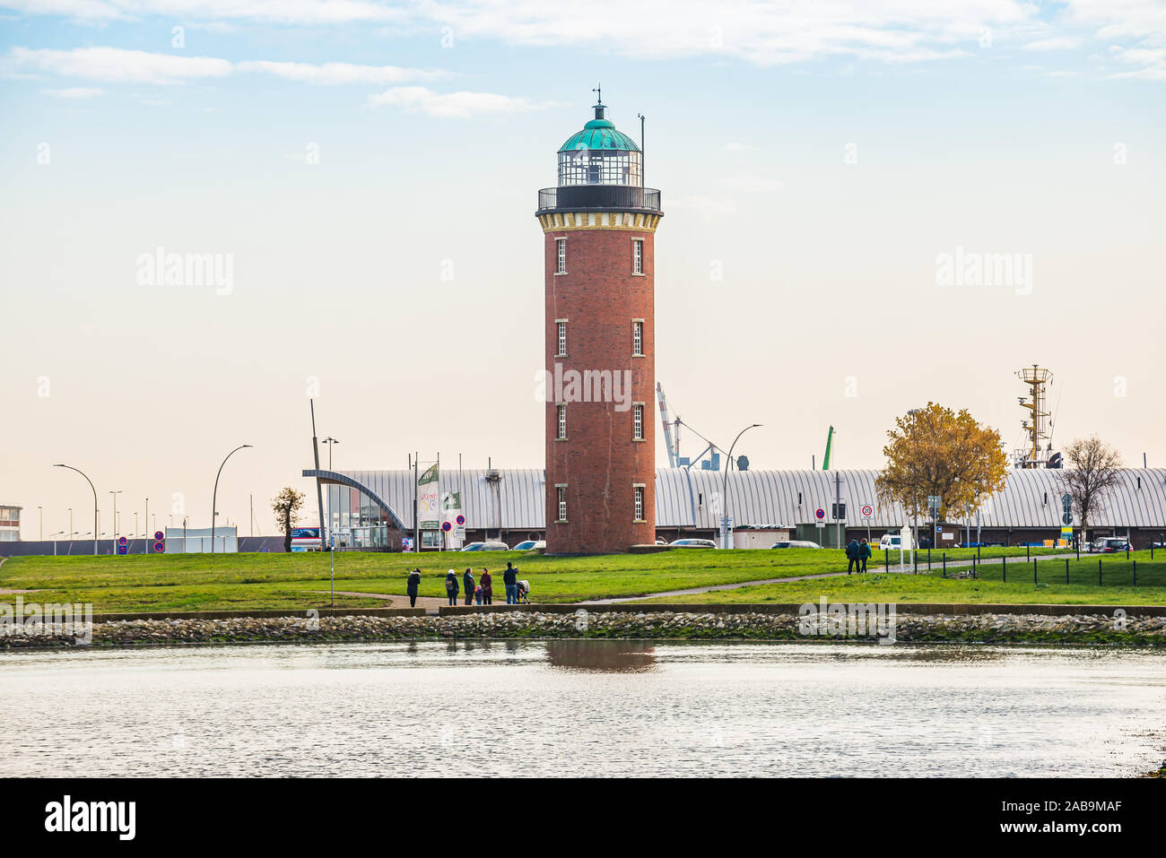Gemauerter Leuchtturm mit grünem Dach an der Küste von Cuxhaven, Deutschland Stockfoto