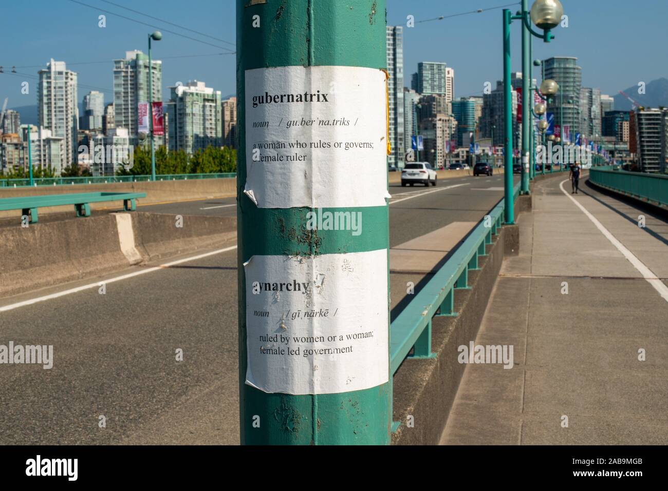 Feministische Text auf einem Pol auf der Cambie Bridge, Vancouver, BC, Kanada. Stockfoto