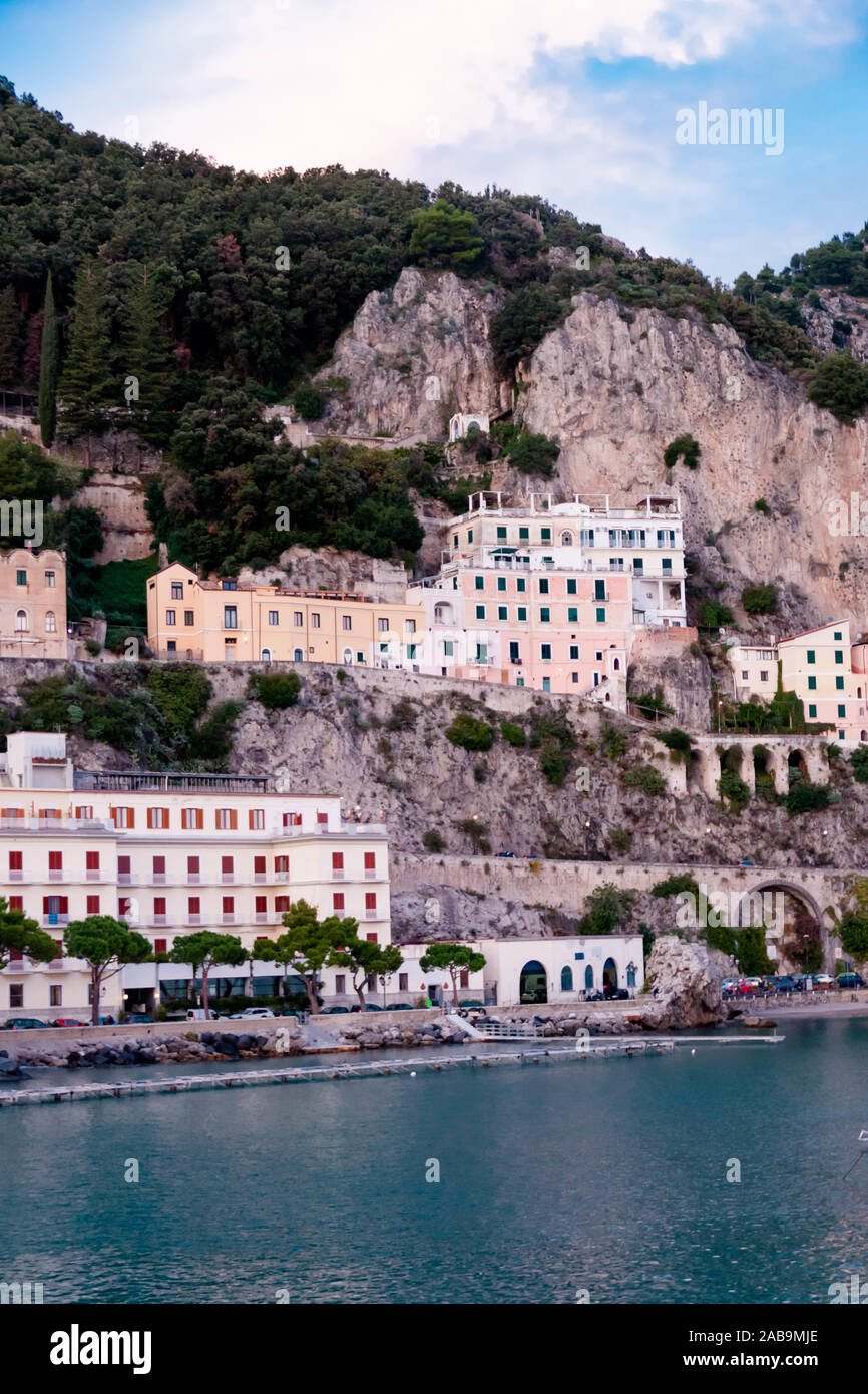 AMALFI, ITALIEN 7. NOVEMBER 2019: Amalfi City Blick auf die bunten Häuser in den Felsen gebaut. Natürliche Hintergrund anzeigen. Selektive Weichzeichner. Shallo Stockfoto