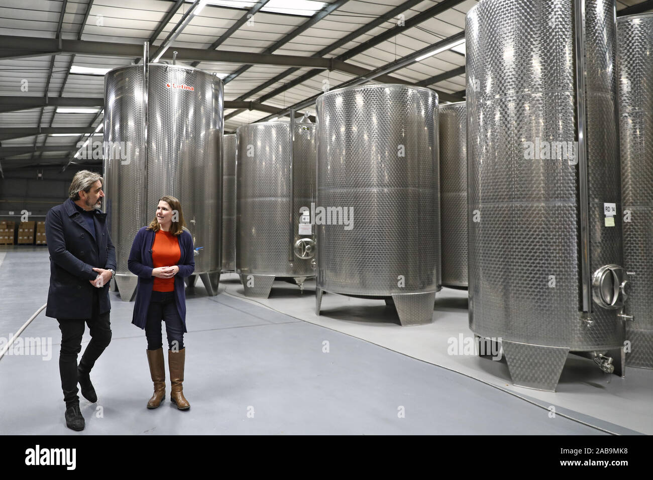 Liberaldemokraten Jo Swinson neben Julian Dunkerton, die während eines Besuchs auf Dunkertons Cider Company, eine organische und Kunststoff frei Brauerei in Cheltenham, Gloucestershire, während der Wahlkampf für die Bundestagswahl. Stockfoto