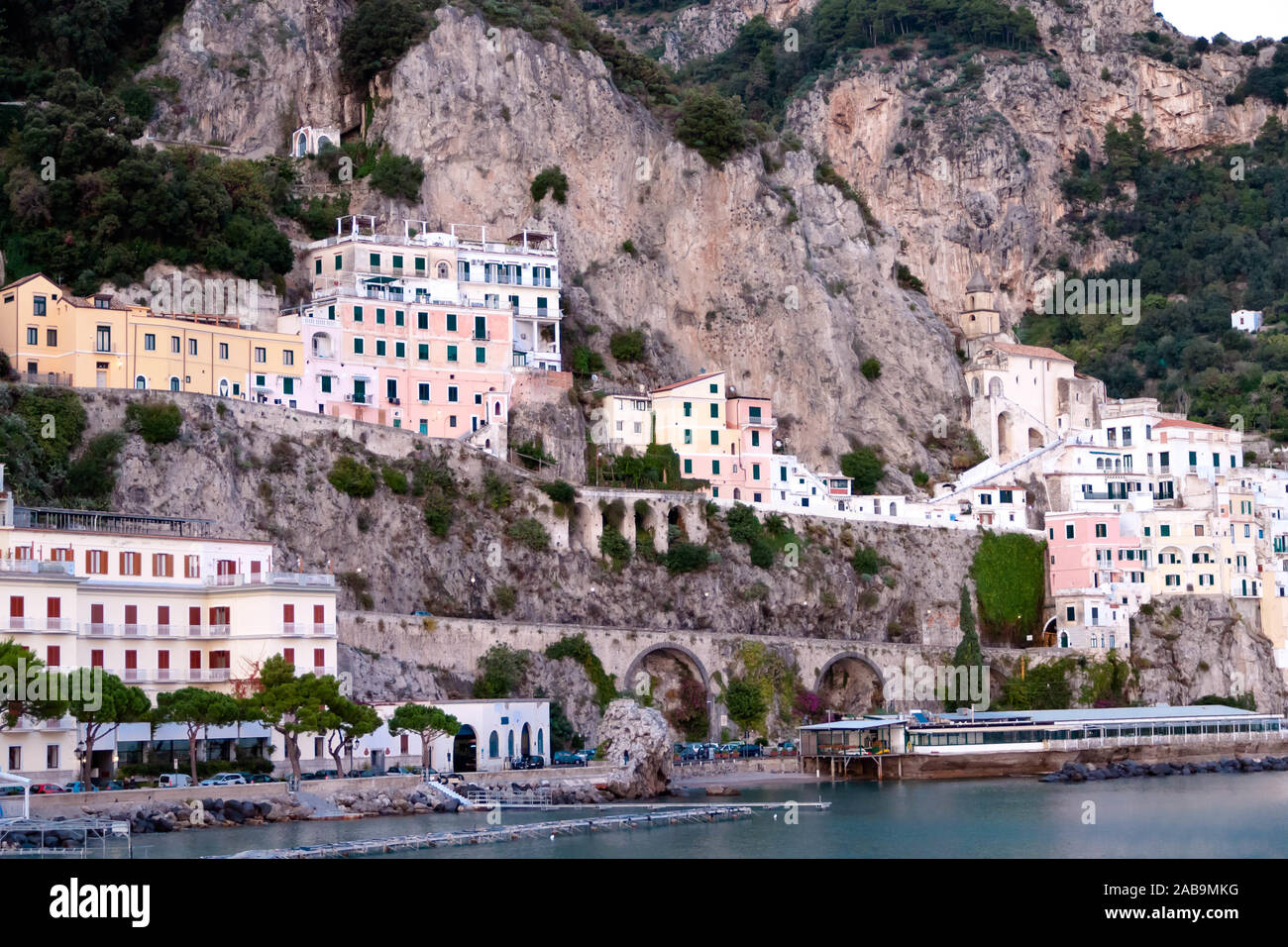 AMALFI, ITALIEN 7. NOVEMBER 2019: Amalfi City Blick auf die bunten Häuser in den Felsen gebaut. Natürliche Hintergrund anzeigen. Selektive Weichzeichner. Shallo Stockfoto