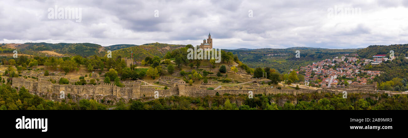 Tsarevets Festung in Veliko Tarnovo, Bulgarien. Drone Panorama-Aufnahme ein. Stockfoto