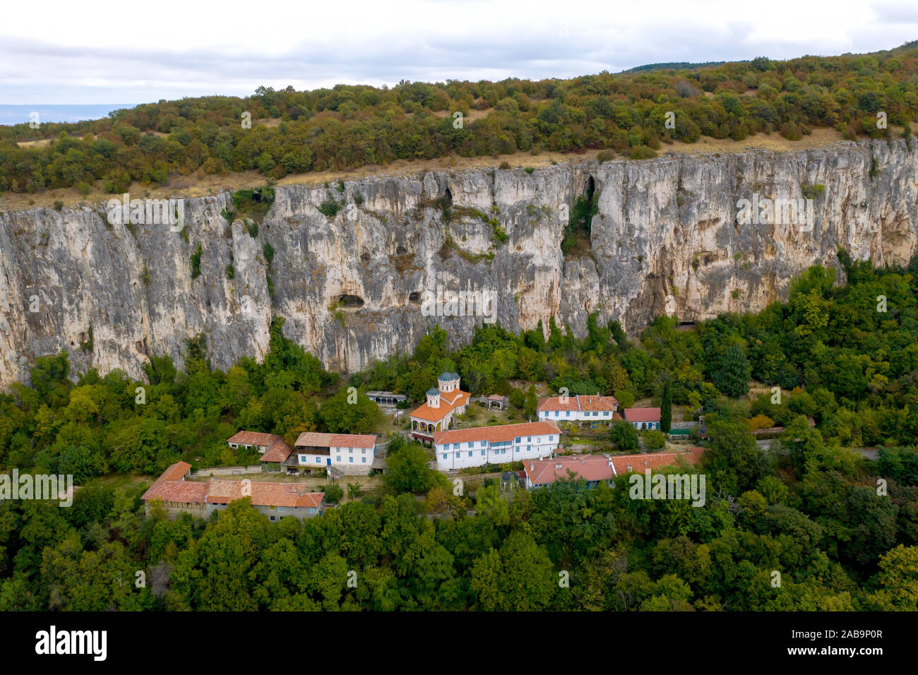 Die Heilige Dreifaltigkeit, Patriarchen Kloster in der Nähe von Veliko Tarnovo, Bulgarien. Antenne drone Schuß Stockfoto