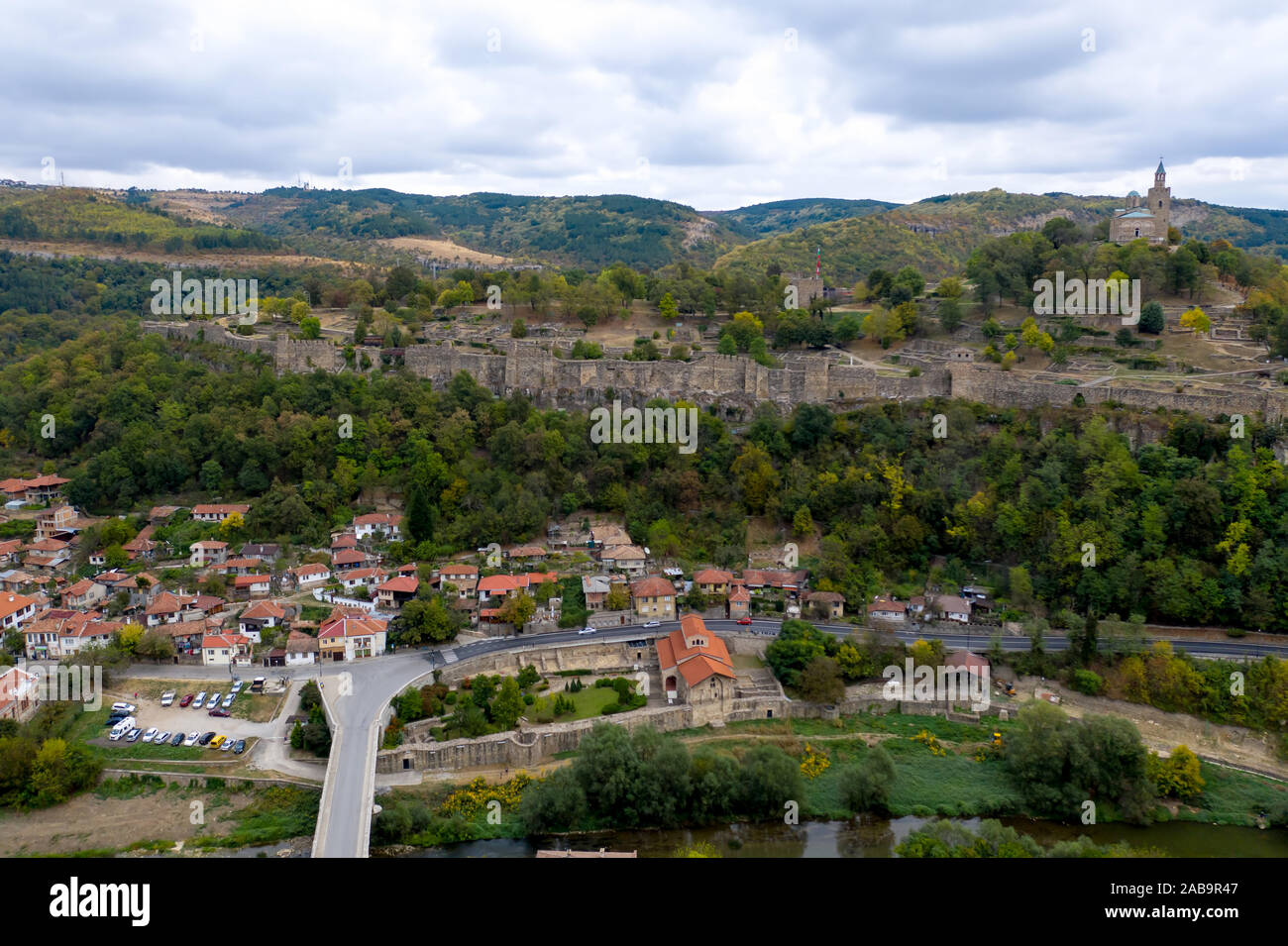 Finden Tsarevets in Veliko Tarnovo, Bulgarien. Antenne drone Schuß Stockfoto