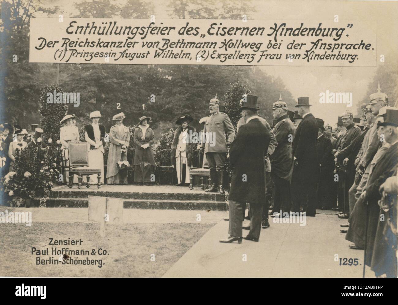 Enthüllungsfeier des Eisernen Hinderburg. Der Reichskanzler von Bethmann Hollweg bei der Ansprache. (1) Prinzessin August Wilhelm, (2) Exzellenz Frau Stockfoto