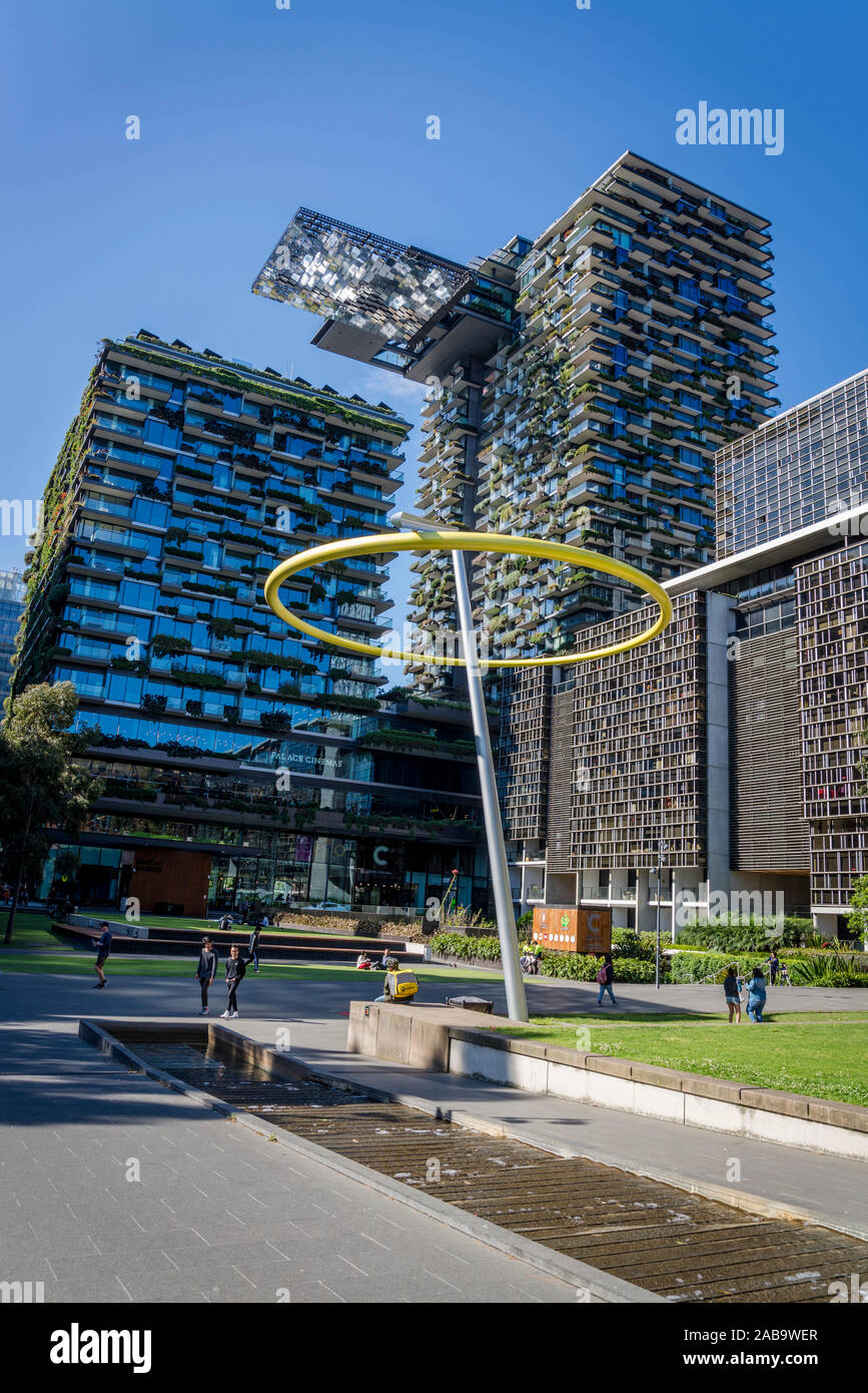 Halo, ein Wind angetrieben kinetische Skulptur im Central Park und Central Park Gebäude, eine große gemischt - Stadterneuerung Projekt auf dem Broadway s verwenden Stockfoto