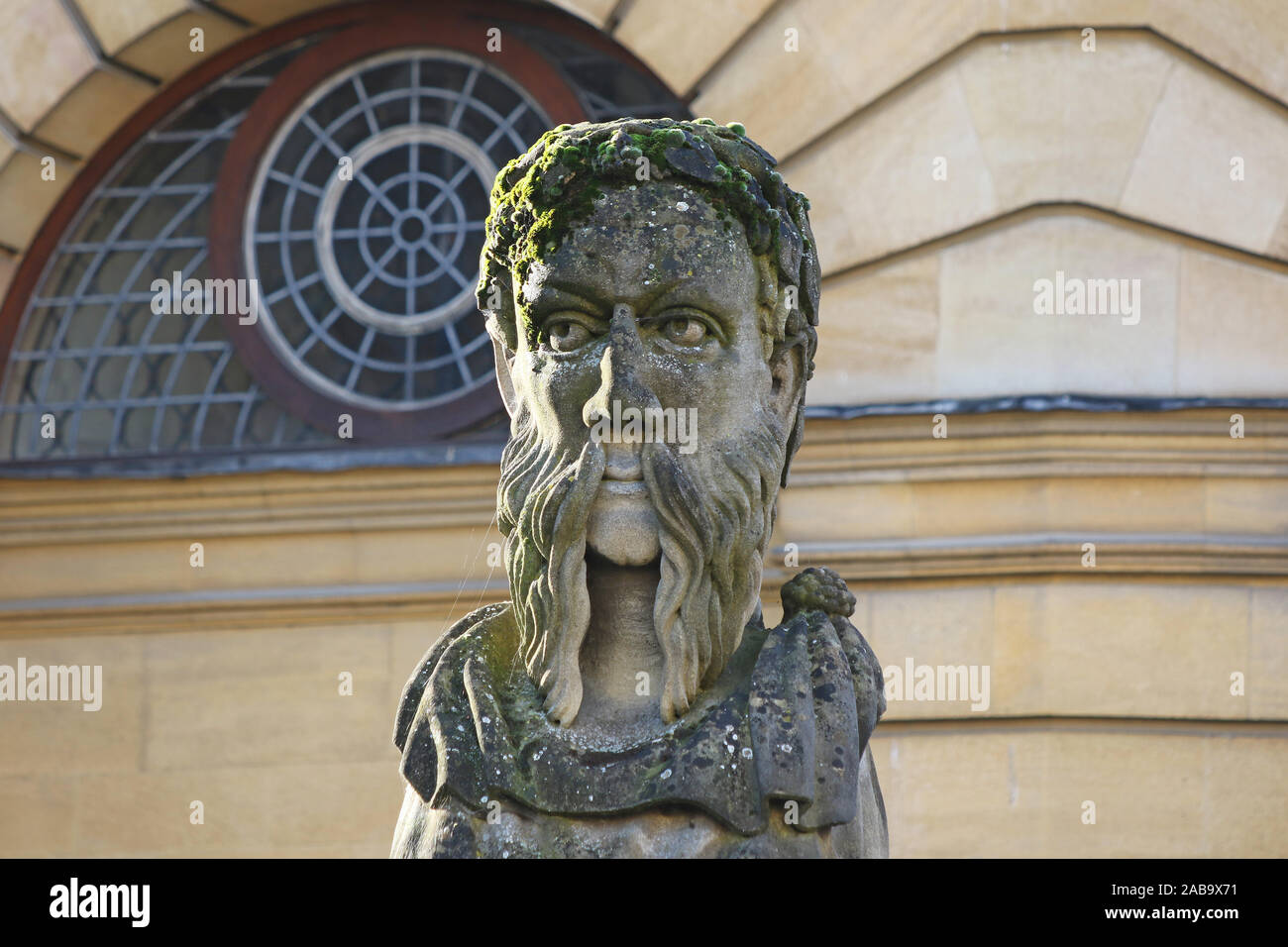 Einer der geschnitzten Kaiser oder Philosoph Köpfe um den Umfang der Sheldonian Theatre in Oxford, England, jeder hat eine andere Bart Stockfoto
