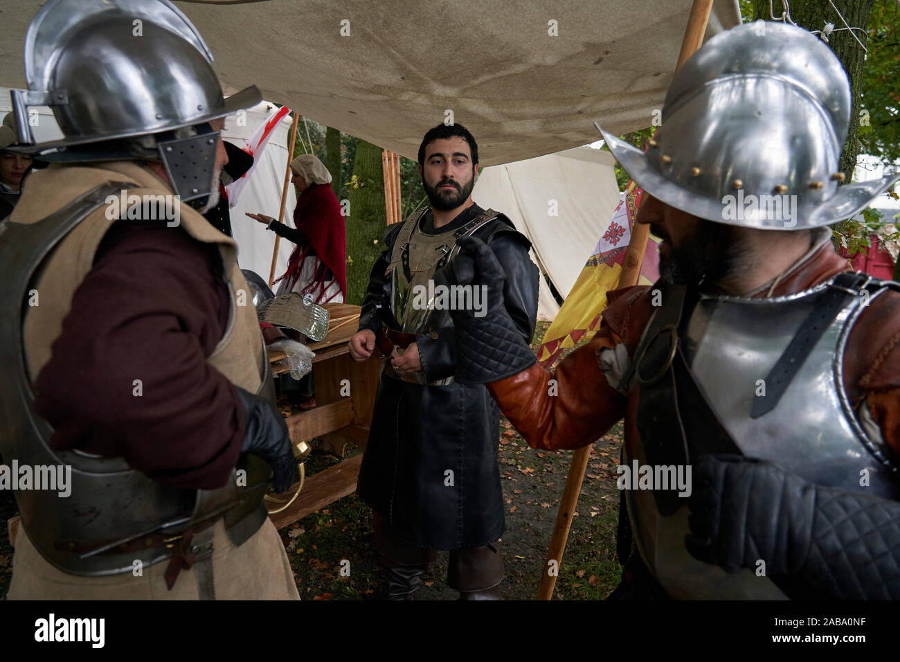 Teilnehmer der Veranstaltung vorbereiten, ihre Kostüme von spanischen Soldaten Stockfoto