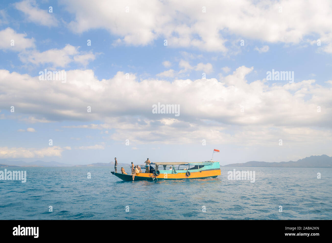 Touristische auf einem Boot am Manta Point, Labuan Bajo, Flores Island, Ost Nusa Tenggara, Indonesien Stockfoto