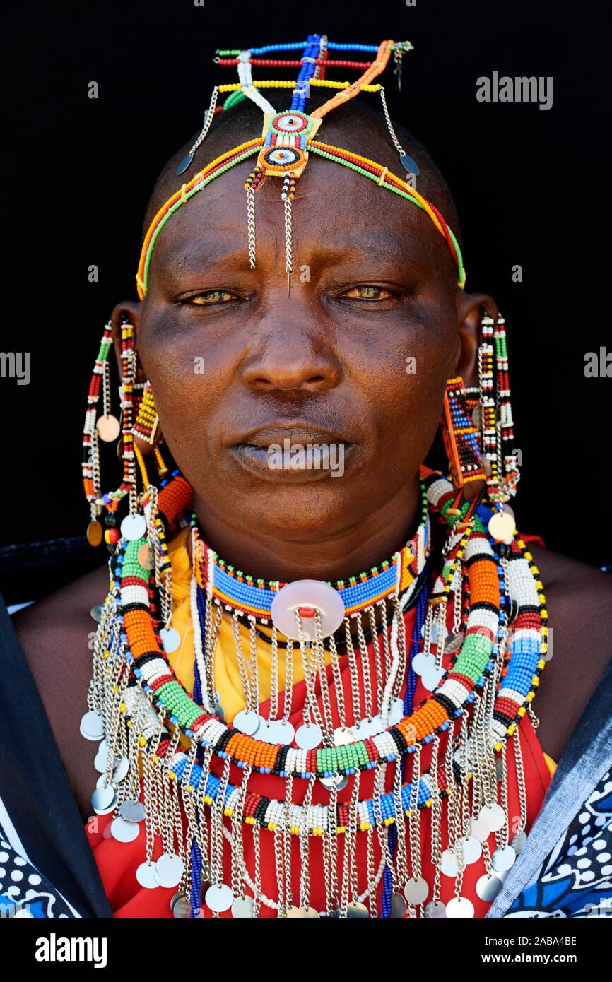 Massai Frau mit traditionellen Raupe Arbeit und Farbe Glas geschmückt Perlen um den Hals. Masai Mara National Reserve, Kenia. Stockfoto