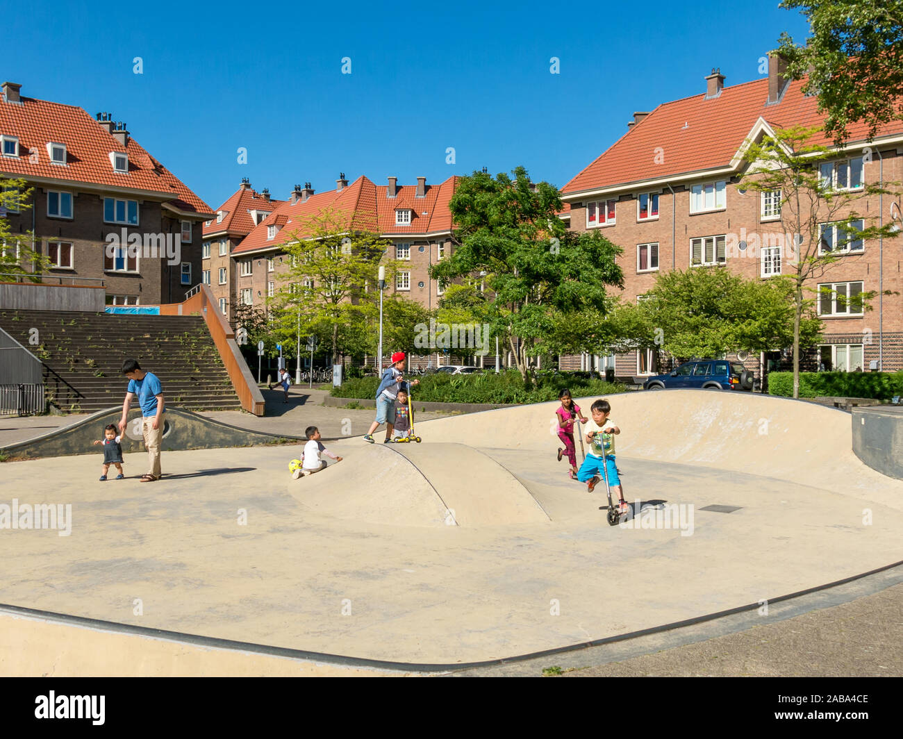 Kinder spielen auf Zaandammerplein Platz im Wohngebiet namens Spaarndammerbuurt in West Bezirk der Stadt Amsterdam, Niederlande Stockfoto