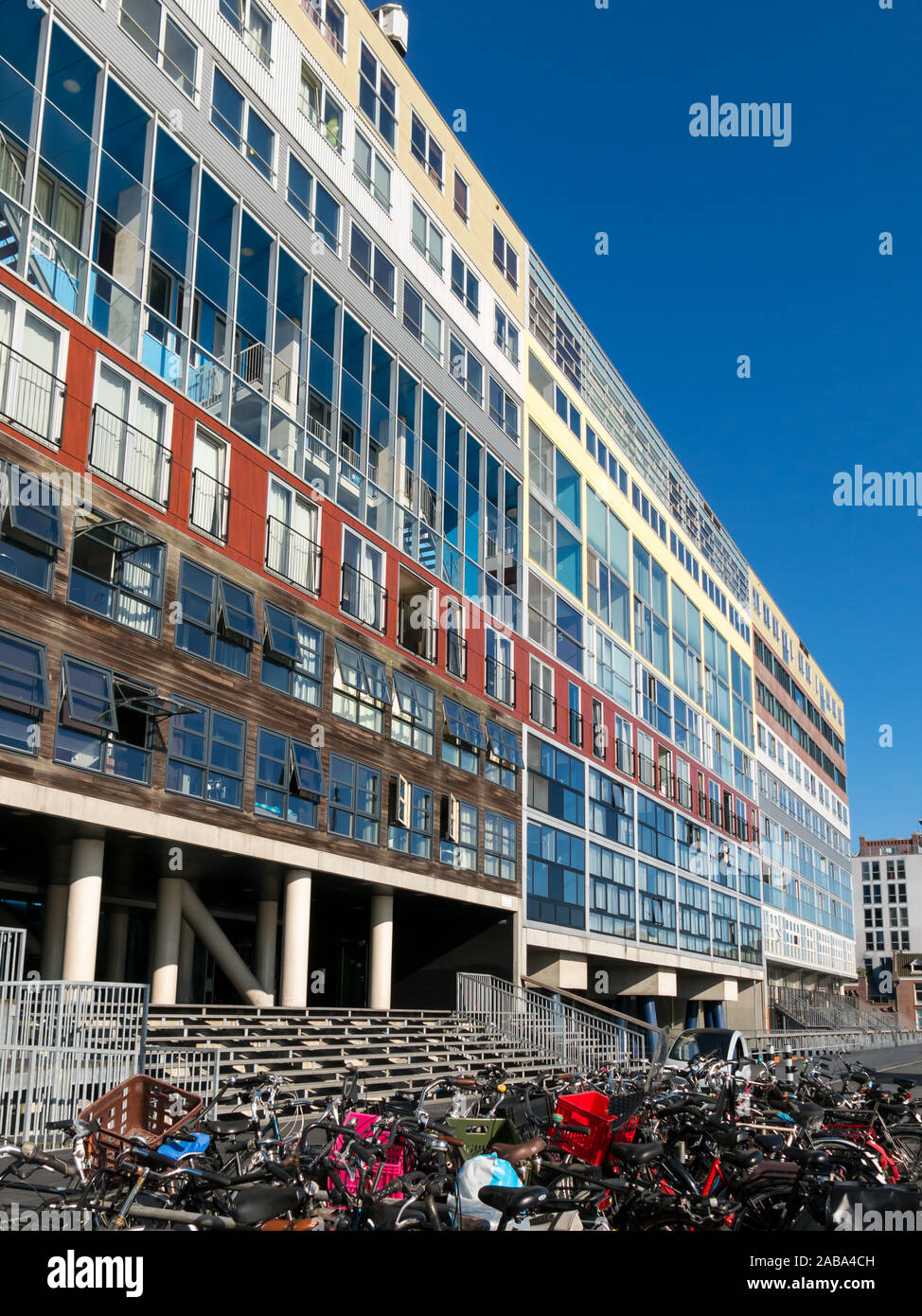 Modernes, farbenfrohes sozialer Wohnungsbau Wohnhaus Silodam neben IJ in Amsterdam, Niederlande Stockfoto