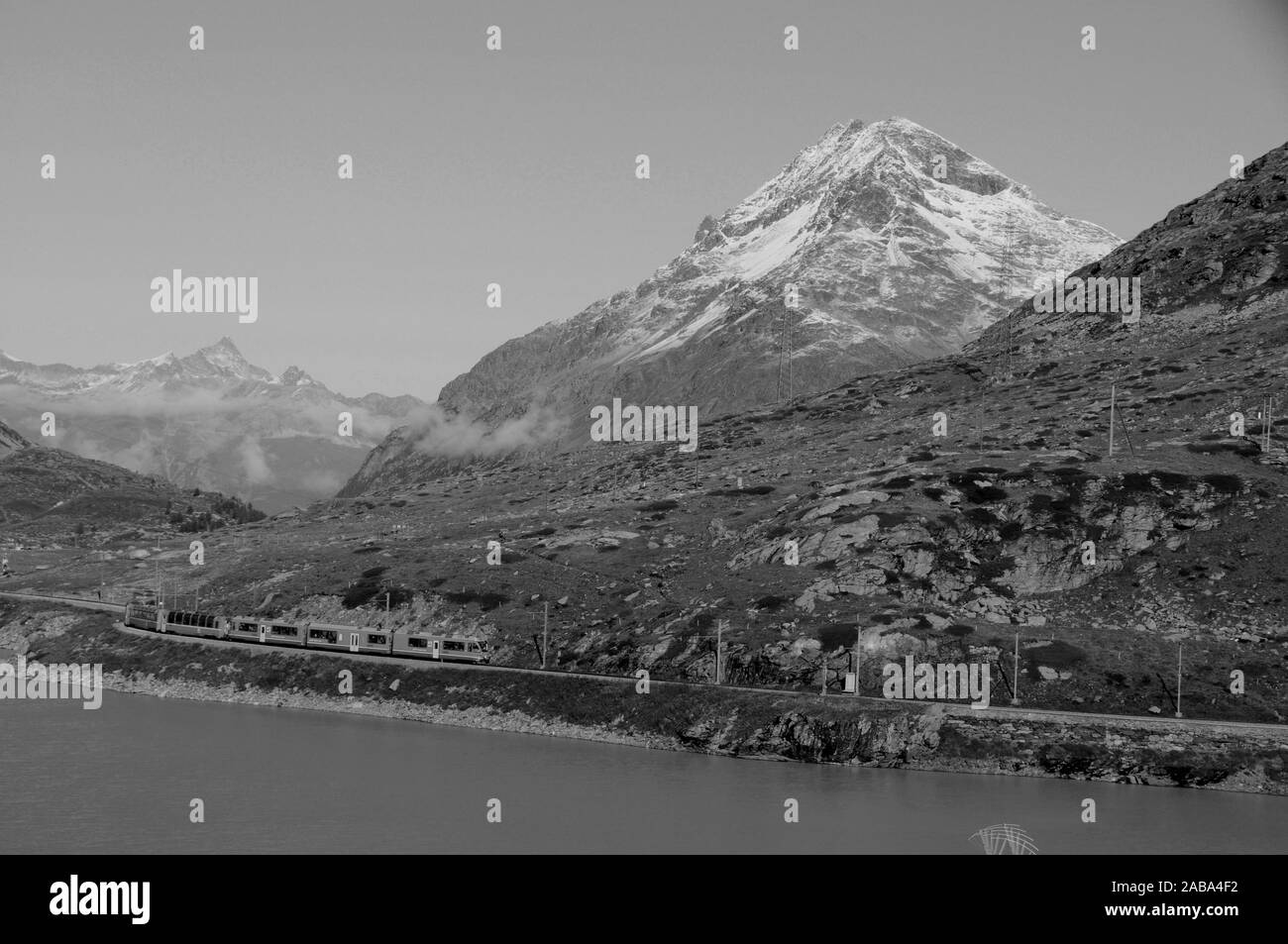 Als touristische Attraktion: UNESCO-Weltkulturerbe Zugfahrt in den Schweizer Alpen auf der Bernina Hospitz bis zum Gletscher See 'Lago Bianco". Stockfoto