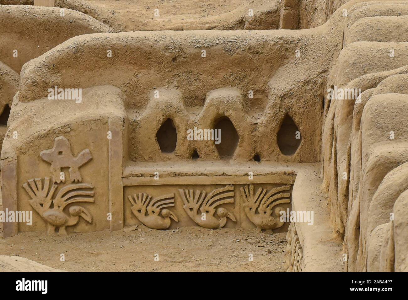 Adobe Schnitzereien an den antiken Ruinen von Chan Chan, Trujillo, Peru. Stockfoto
