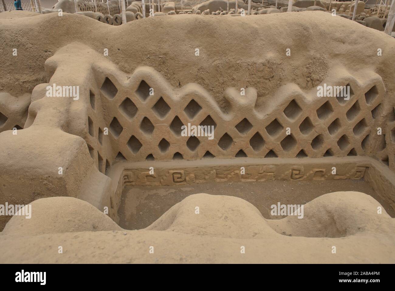 Adobe Design an der antiken Ruinen von Chan Chan, Trujillo, Peru. Stockfoto