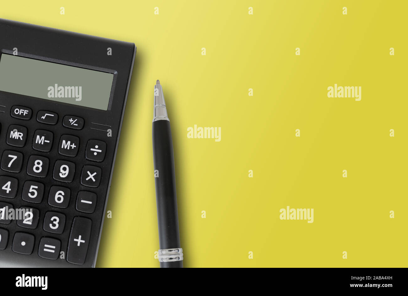 Blick von oben auf die Taschenrechner und Kugelschreiber auf gelbem Hintergrund, Finanz- und Rechnungswesen Konzept Vorlage Stockfoto