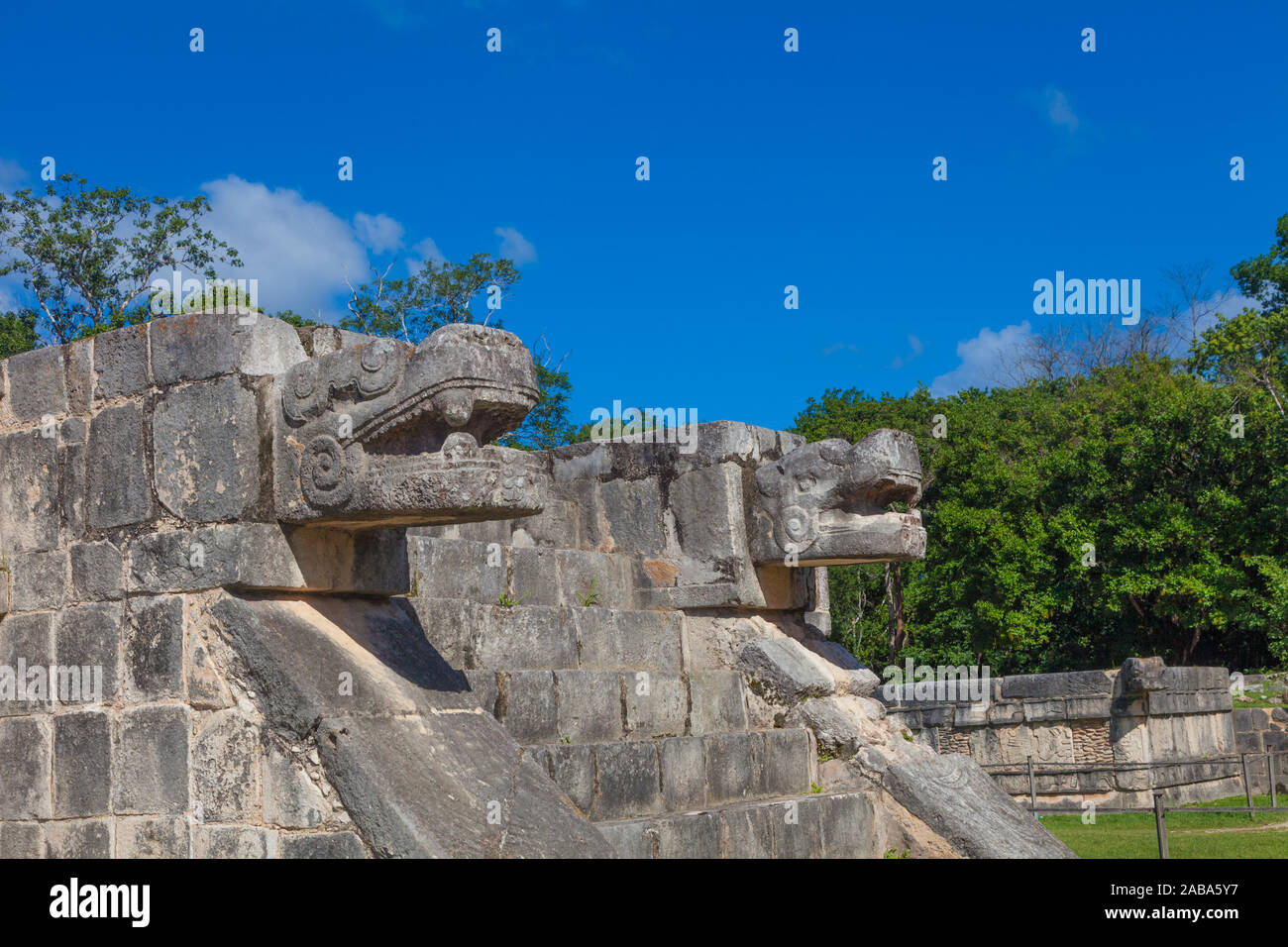 Mauerwerk Detail der Tempel des Jaguars auf der Maya Chichen Itza Aufstellungsort auf der Halbinsel Yucatan in Mexiko Stockfoto