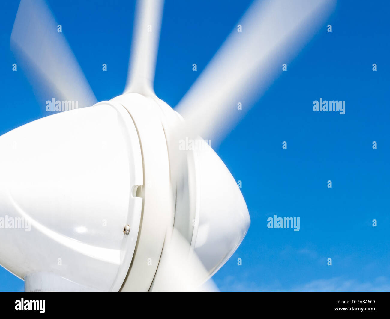 In der Nähe von drehenden Rotorblätter von marine Windgenerator - Umweltfreundliche Energie für Boot Stockfoto