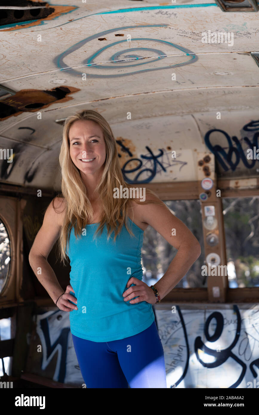 Eine Frau, Die Yoga Im Freien In Nederland, Colorado, macht Stockfoto