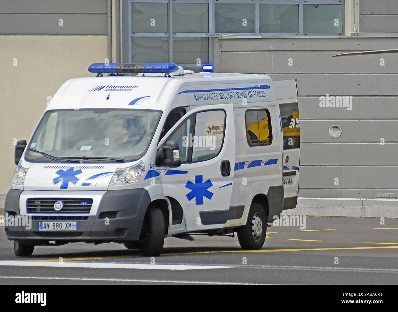 Krankenwagen vor CHRU Krankenhaus, Clermont-Ferrand, Auvergne, Frankreich Stockfoto