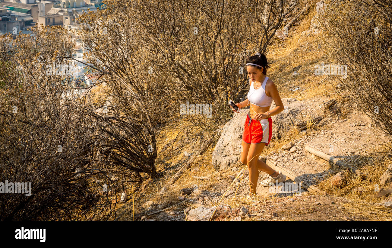 In roten Hosen auf Trail am Berg in Athen Griechenland jugendlich Stockfoto