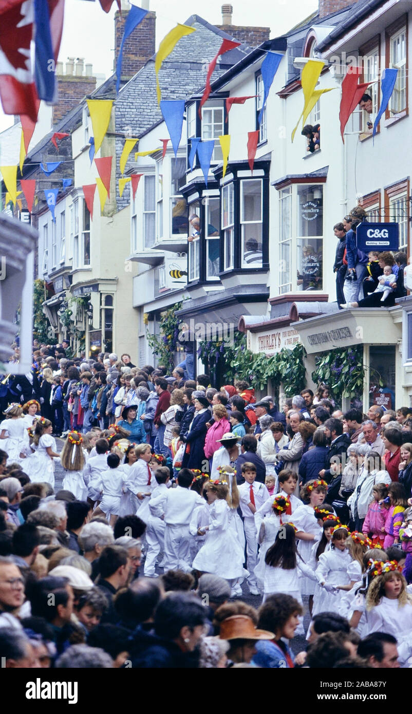 Die Kinder tanzen, Helston floral Dance. Cornwall. England. UK. Ca. 1991 Stockfoto