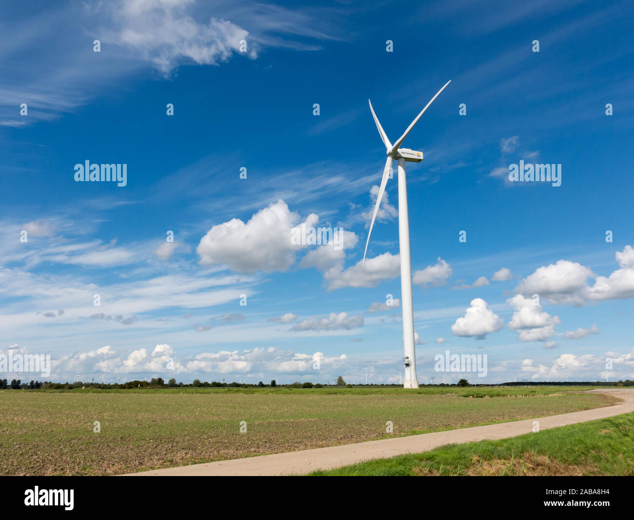 Macht Windkraftanlage im Flevoland-Polder in den Niederlanden Stockfoto