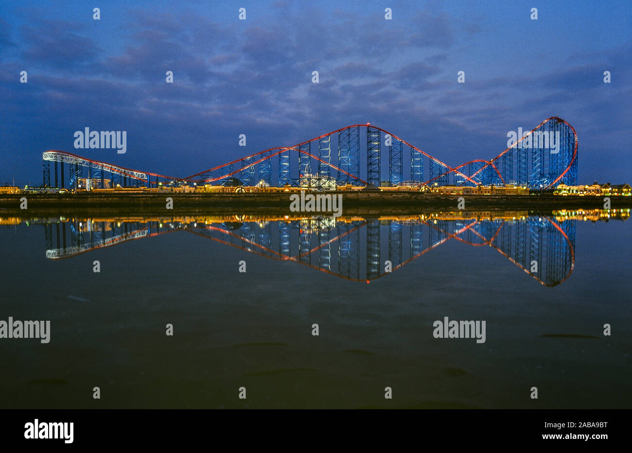 Die große Achterbahn in der Nacht. Blackpool Pleasure Beach. Blackpool. Lancashire. Großbritannien Stockfoto